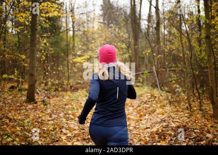 La donna in rosa hat jogging Foto Stock