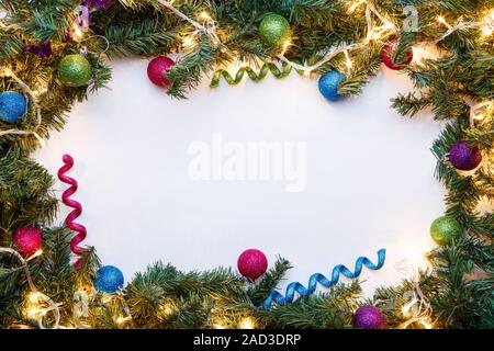 Rami di abete con giocattoli di Natale Foto Stock