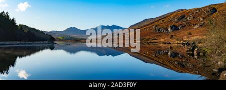 Llyn (lago) Mymbyr, con Mount Snowdon in background. Capel Curig, Conwy, Snowdonia, il Galles del Nord. Immagine presa nel novembre 2019. Foto Stock