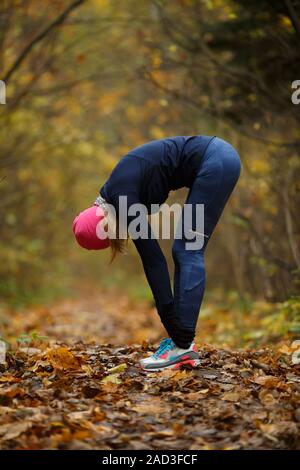 Giovane biondo impegnate nello sport Foto Stock