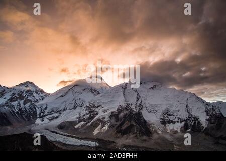 I vertici di Mt. Everest e Mt. Sul Nuptse sopra il ghiacciaio Khumbu presso sunrise, visto dalla cima del Kala Patthar Foto Stock