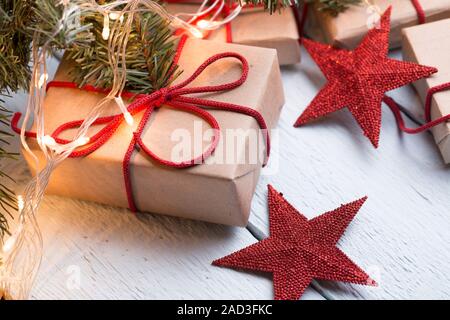 Presenta, stelle rosse ,ramo di abete rosso Foto Stock