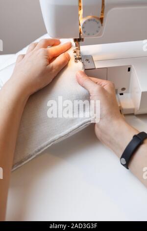 Donna al lavoro su macchina da cucire Foto Stock