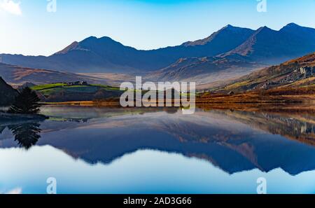 Llyn (lago) Mymbyr, con Mount Snowdon in background. Capel Curig, Conwy, Snowdonia, il Galles del Nord. Immagine presa nel novembre 2019. Foto Stock