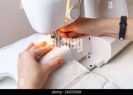 Portnaya sartoria tessuto sulla macchina di cucitura Foto Stock