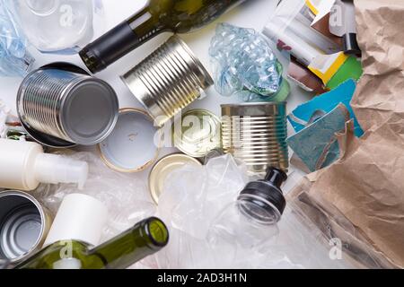 La spazzatura giace sul tavolo bianco Foto Stock