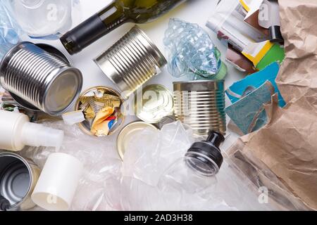 Rifiuti giace sul tavolo bianco Foto Stock