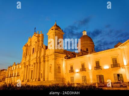 La bellissima cattedrale barocca di Noto in Sicilia, l'Italia, di notte Foto Stock