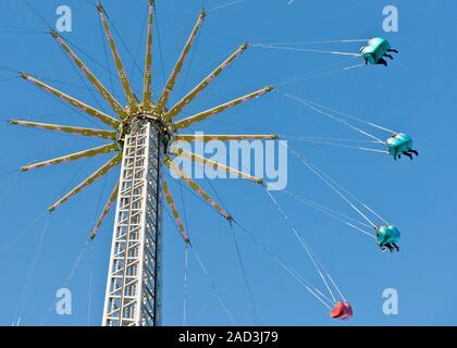 High flying Star Flyer fairground ride. Edinburgh Mercatino di Natale e fiera. Scozia Foto Stock