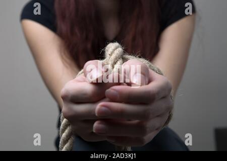 Donna vittima con legato le mani Foto Stock