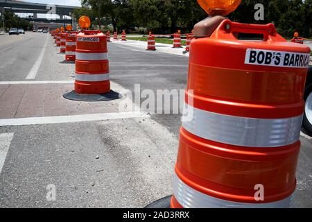 Canalizzatore tamburo e la spia della luce stroboscopica sulla costruzione stradali nel centro città di Orlando in Florida usa Foto Stock