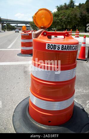 Canalizzatore tamburo e la spia della luce stroboscopica sulla costruzione stradali nel centro città di Orlando in Florida usa Foto Stock