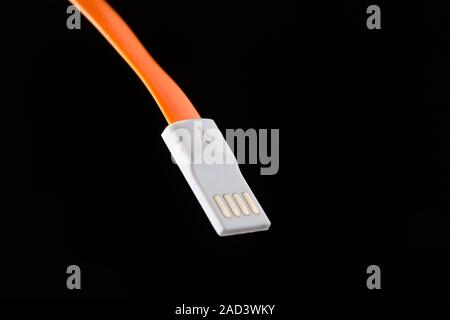 Il cavo arancione su sfondo isolato Foto Stock