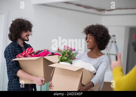 Coppia multietnica traslocare in una nuova casa Foto Stock