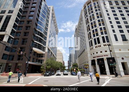 Guardando lungo South Orange Avenue nel quartiere centrale degli affari della città di Orlando in Florida usa Foto Stock