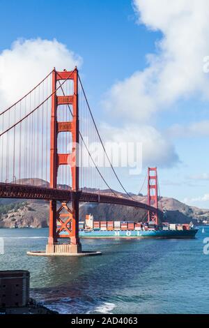 Il Golden Gate bridge visto da sud con un contenitore grande nave che passa al di sotto di esso nella San Francisco Bay, San Francisco, California, Stati Uniti d'America. Foto Stock