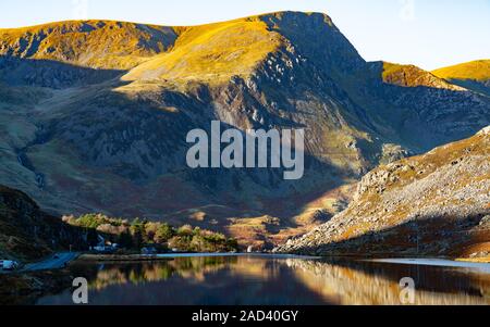 Lago Ogwen, vicino a Bethesda, Gwynedd, Snowdonia, il Galles del Nord. Immagine presa nel novembre 2019. Foto Stock