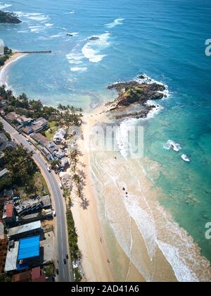 Vista aerea di Mirissa la spiaggia e la città in Sri Lanka Foto Stock