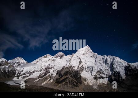 I vertici di Mt. Everest e Mt. Sul Nuptse sopra il ghiacciaio Khumbu alla luna piena notte con stelle, visto da di Kala Patthar Foto Stock