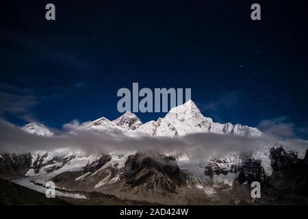 I vertici di Mt. Everest e Mt. Sul Nuptse sopra il ghiacciaio Khumbu alla luna piena notte con stelle, visto da di Kala Patthar Foto Stock