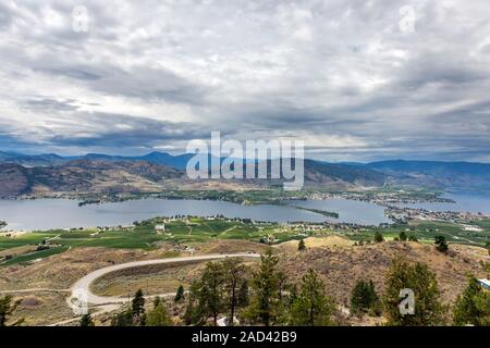 Vista panoramica da Osoyoos lookout point sulla città di Osoyoos, Osoyoos Lake, vigneti, fiume, cielo nuvoloso. Okanagan, British Columbia, Canada Foto Stock