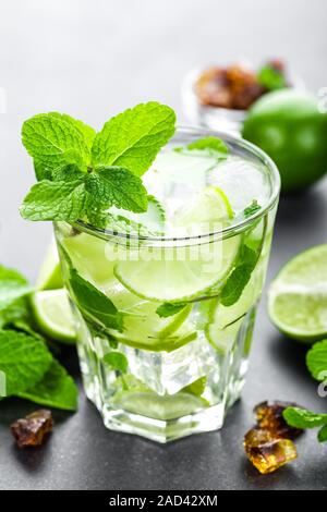 Il Mojito Cubano o caipirinha cocktail, bevanda ghiacciata con lime e menta Foto Stock
