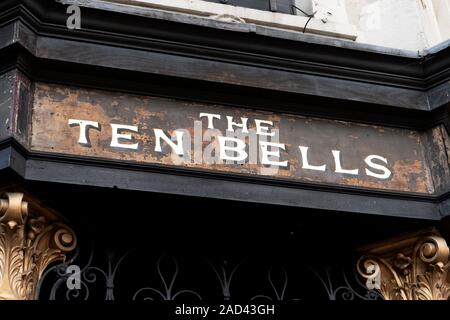 Il famoso Fournier Street nell'East End di Londra, Inghilterra. Situato in Spitalfields è un area associata, insieme con il "Dieci Bells' e C Foto Stock