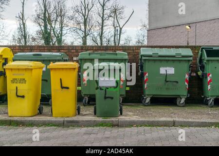 Milano, Italia - 02 dicembre, 2019: raccolta differenziata cassonetti vuoti Foto Stock