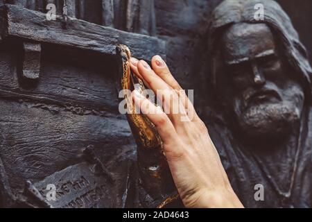 Mano di bronzo del monumento è lucidata a brillare per buona fortuna strofinando il palmo della tua mano Foto Stock