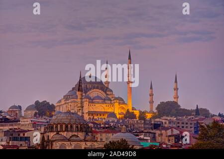 La famosa Moschea Suleymaniye in Istanbul, Turchia, prima del sorgere del sole Foto Stock