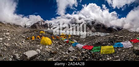 Vista panoramica di tende impostata fino al Campo Base Everest sul ghiacciaio Khumbu, Mt. Everest dietro coperto dal monsone di nuvole Foto Stock