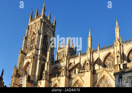 La gotica Cattedrale di York Minster inondate di luce calda del pomeriggio, North Yorkshire, Inghilterra, Regno Unito Foto Stock