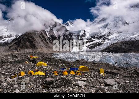 Set tende fino al Campo Base Everest sul ghiacciaio Khumbu, Mt. Everest dietro coperto dal monsone di nuvole Foto Stock