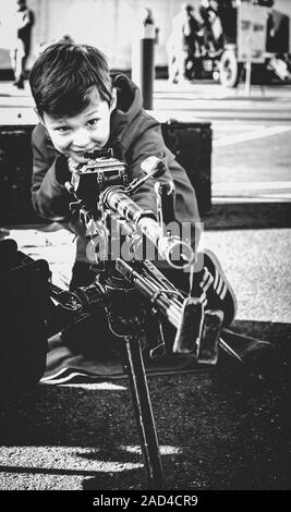 Sibiu, Romania - 1 dicembre 2019. Bambino non identificato durante la dimostrazione dei militari e attrezzature di salvataggio durante la parata militare sulla Giornata Nazionale Foto Stock