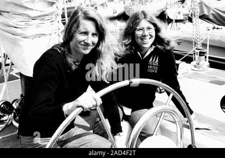 AJAXNETPHOTO. 5° giugno 1981. PLYMOUTH in Inghilterra. - TWOSTAR marinai - (L-R). NAOMI JAMES e alloro HOLLAND, SKIPPERS DI KRITER LADY II, A BORDO DEL LORO YACHT IN MILBAY DOCKS.foto:TONY CARNEY/AJAXNETPHOTO REF:ARCHPR TC810506 Foto Stock
