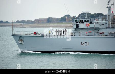 AJAXNETPHOTO. 3RD Novembre, 2015. PORTSMOUTH,Inghilterra. - La mia nave contromisure HMS CATTISTOCK TORNA IN SERVIZIO DOPO UN IMPORTANTE riattaccare al DOCKYARD. foto:TONY HOLLAND/AJAX REF:DTH150311 39955 Foto Stock