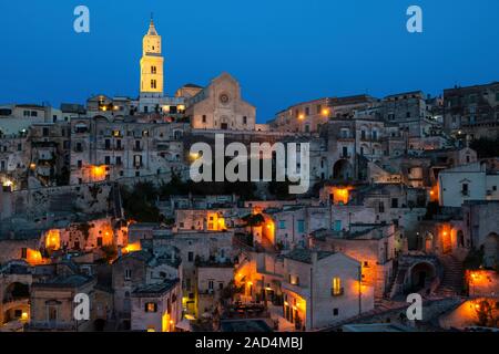 Vista notturna dal Via Piave attraverso il Sasso Barisano a Matera cattedrale nel quartiere dei Sassi di Matera, Basilicata, Italia Meridionale Foto Stock