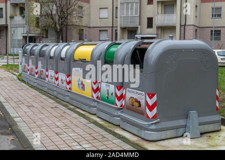 Milano, Italia - 02 dicembre, 2019: raccolta differenziata bidoni. Foto Stock