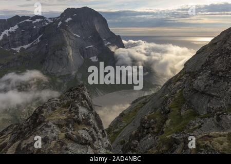 Atmosfera serale oltre l'Atlantico, Moskenesoeya, Lofoten, Norvegia Foto Stock