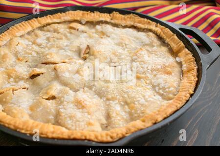 La torta di mele cotte in una padella in ghisa Foto Stock