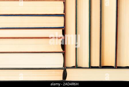 Sullo sfondo le pile di libri antichi Foto Stock