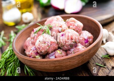 Materie polpette di close-up su sfondo di legno Foto Stock
