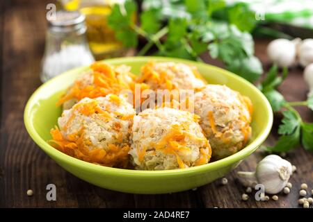 Polpette di pollo con riso brasati nelle verdure Foto Stock