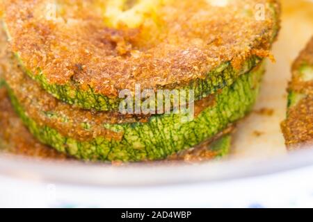 Zucchine fritte nel pangrattato closeup macro. Verdure arrosto Foto Stock