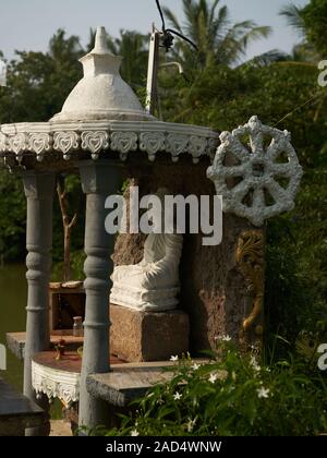 Una piccola preghiera buddista santuario in Tangalle Foto Stock