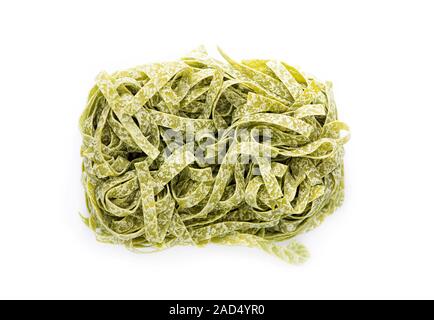 Close-up secco grezzo pasta agli spinaci isolati su sfondo bianco, vista dall'alto Foto Stock