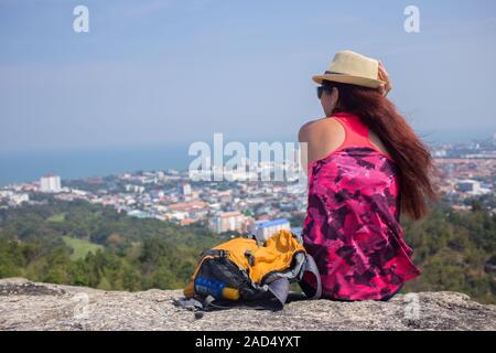Bruna siede sulla collina Foto Stock