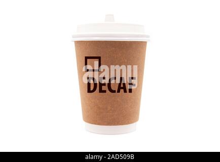 Decaffeinato, caffè decaffeinato, bicchiere di carta con bevande calde e iscrizione decaffeinato isolati su sfondo bianco Foto Stock