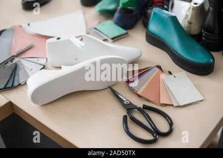 Calzolaio workplace con strumenti, scarpe di cuoio e di ultimo. Foto Stock