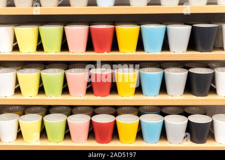 Vetri colorati sugli scaffali del negozio. ups di tutti i colori dell'arcobaleno sul bancone del negozio. Foto Stock